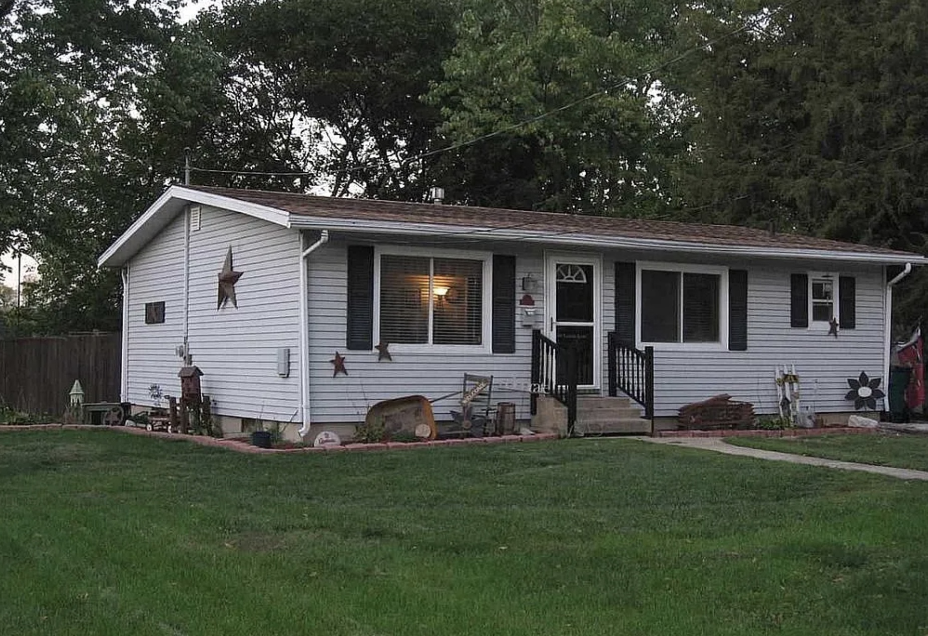 Ranch home with star decorations and green lawn